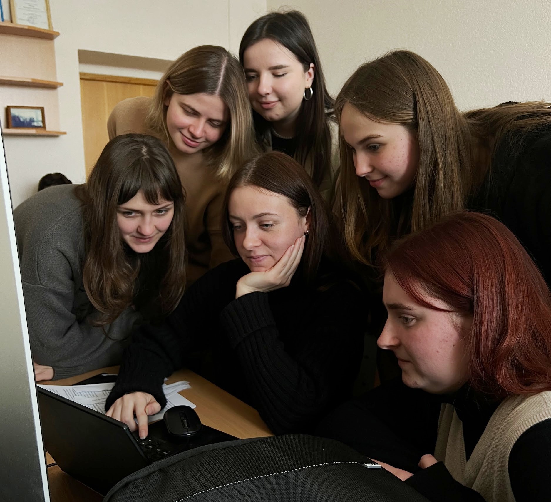 Усі переглядають власноруч зроблені світлини